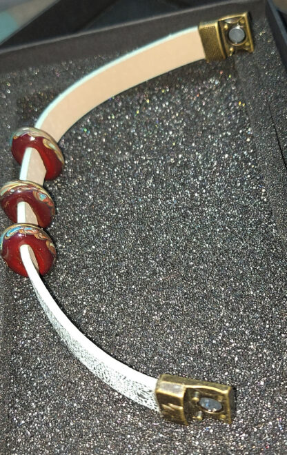 Bracelet with a magnetic clasp with a bead - Image 4